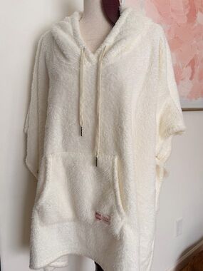Netflix X Unhide Binger Blanket Poncho in Snow Owl